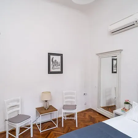 Laus I , In Old Town *