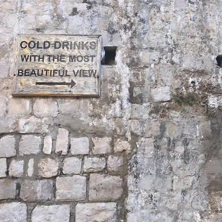 Laus I , In Old Town